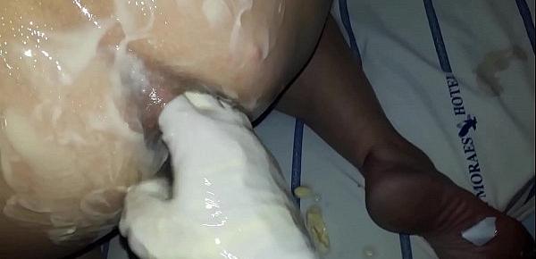  massageando o rabo da porca com manteiga